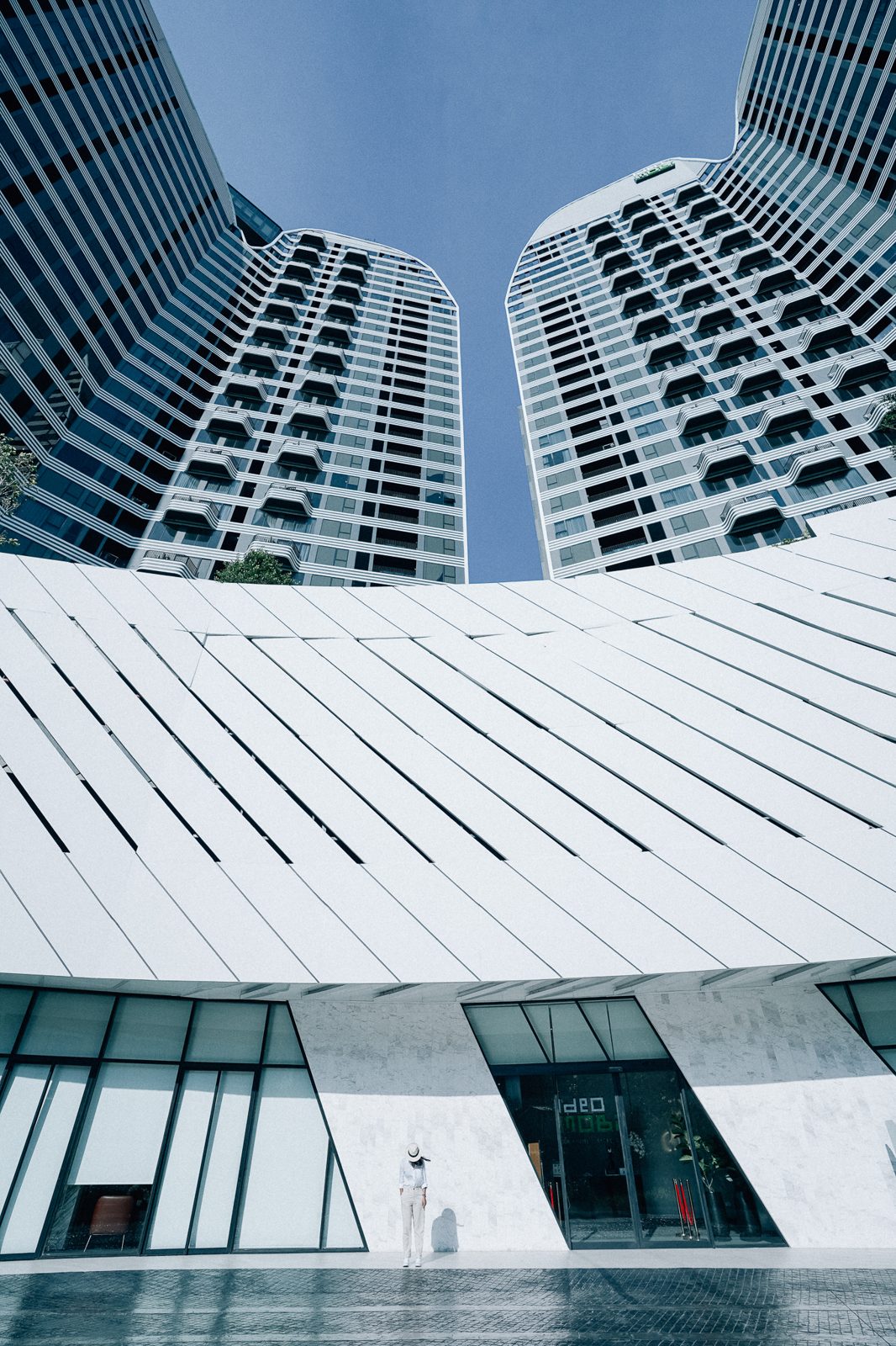 Ideo Mobi Sukhumvit Eastpoint building exterior view 6