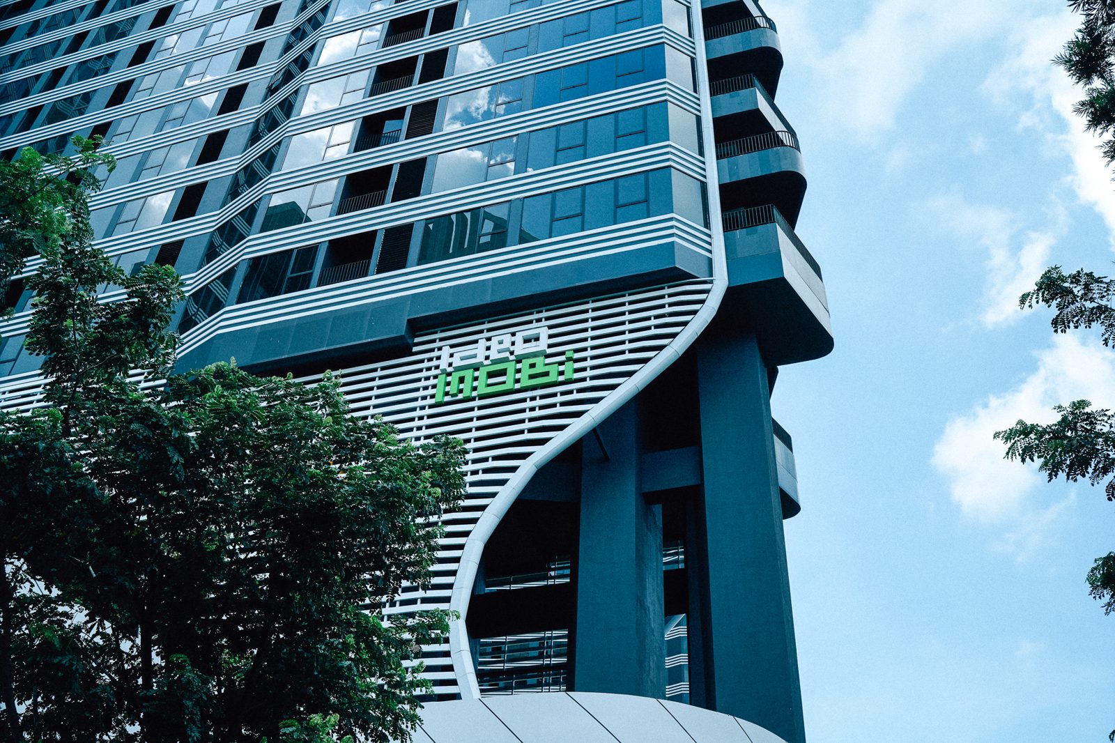 Ideo Mobi Sukhumvit Eastpoint building exterior view 1