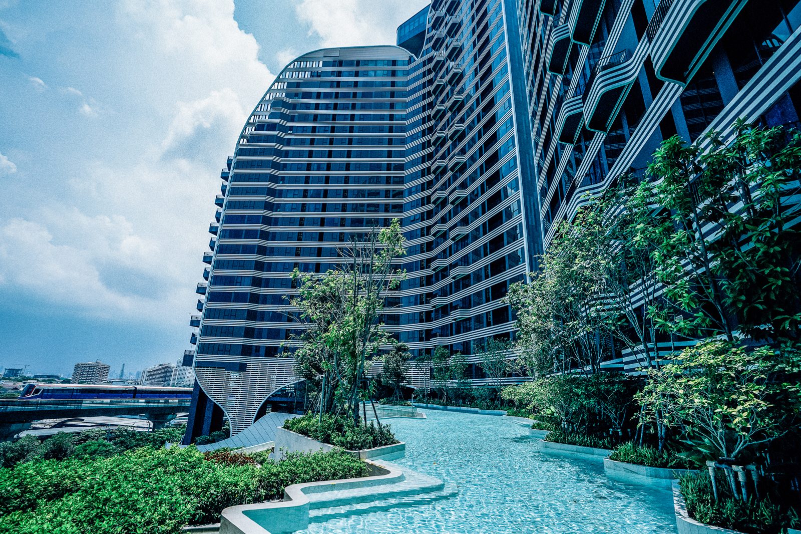 Ideo Mobi Sukhumvit Eastpoint building exterior view 4